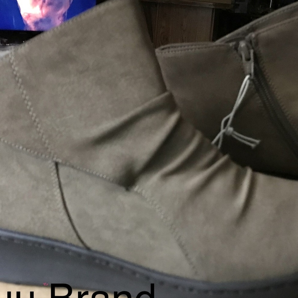 Yuu Gray Ankle Boots with Minimalist Style